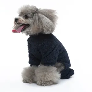 Cane carino con pigiama a quattro zampe in pile blu scuro, morbido e caldo per l'inverno in casa.