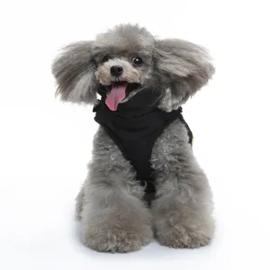 Vista dettagliata del gilet invernale nero per animali, colletto elegante per cani.