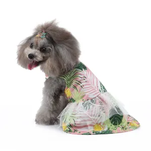 Détail de robe pour chien imprimé tropical, vêtement d'été léger et respirant pour petit animal.
