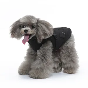 Vista ravvicinata e dettagliata di un elegante gilet nero per animali domestici con tasche.