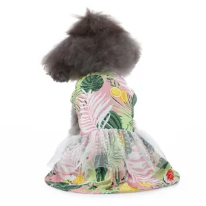 Vue détaillée de jolie robe florale pour chien de compagnie, vêtement d'été respirant.