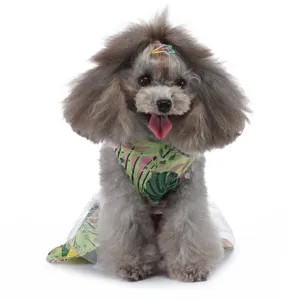 Vue détaillée d'une jolie robe d'été pour chien avec imprimé tropical et jupe en tulle.