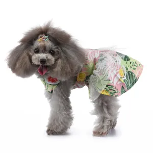 Vue détaillée de la jolie robe pour petit chien avec imprimé tropical et jupe en tulle.