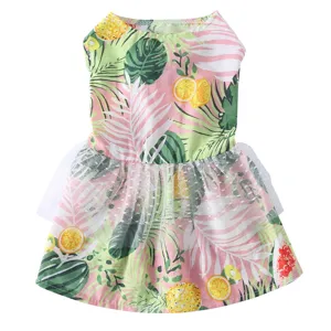 Gros plan détaillé d'une robe d'été respirante pour animal avec motifs de fruits et tulle.