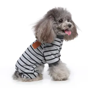 Detaillierte Seitenansicht des gestreiften Hundepyjamas aus bequemem Baumwollstoff und Sitz.