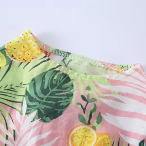 Détail de robe pour animal avec motif tropical de feuilles d'ananas et col soigné.