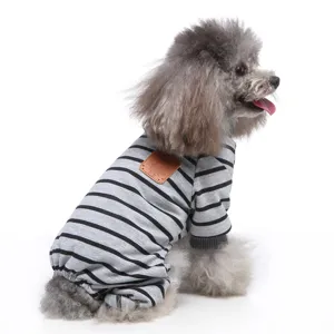 Detail gestreifter Hunde-Pyjama aus Baumwolle mit bequemem Einteiler-Design