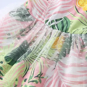 Gros plan detail robe d'ete pour animal avec imprime tropical et bordure en dentelle blanche.