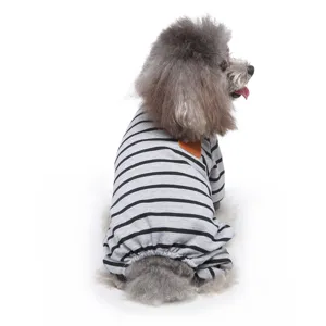 Detailansicht eines grau-schwarz gestreiften Haustier-Pyjamas aus Baumwolle für Hunde