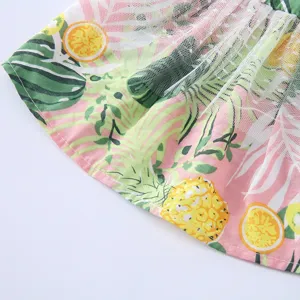 Gros plan détail de la robe d'été pour animaux avec motif de fruits et tissu en tulle.