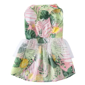Vue détaillée de la jolie robe d'été pour animal avec imprimé tropical et tulle blanc.