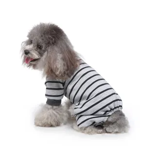 Nahaufnahme des gestreiften Baumwoll-Schlafanzugs für Hunde auf einem Pudel-Modell