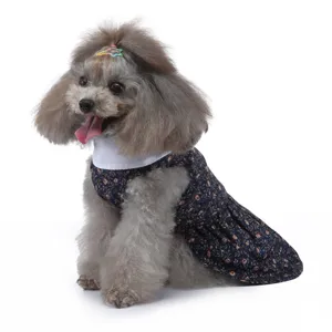 Détail de la jolie robe florale pour animaux, vêtement d'été respirant avec col blanc.