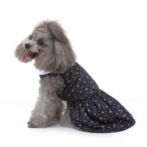 Détail de la jolie robe pour chien à motif floral avec col blanc et tissu très respirant.