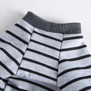 Nahaufnahme des Rippbündchens und Streifenmusters der dünnen Baumwoll-Haustierpyjamas