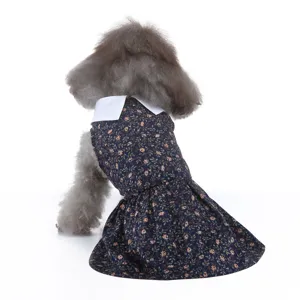 Détail de robe florale pour animal, vêtement d'été respirant pour chien avec col blanc.