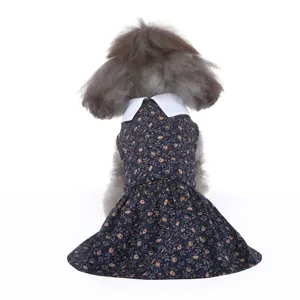 Gros plan sur les détails de la robe pour animaux à motif floral bleu foncé et col blanc d'été.