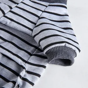 Nahaufnahme des Ärmels und des weichen gestreiften Stoffes des leichten Haustierpyjamas