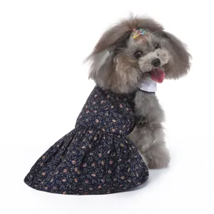 Vue détail de robe d'été pour chien à fleurs mignonnes, vêtement léger et respirant chiot.