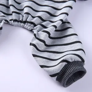 Nahaufnahme der gestreiften Haustier-Pyjamas mit elastischem Rippbündchen und Baumwolle.