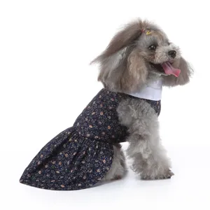 Détail de robe d'été pour chien à fleurs, jupe respirante pour chiot à col blanc.