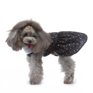 Jolie robe d'été pour chien à col blanc, jupe florale respirante pour petit chiot mignon.