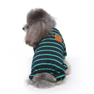 Detaillierte Rückansicht der blau-grün gestreiften Baumwoll-Pyjamas für kleine Hunde