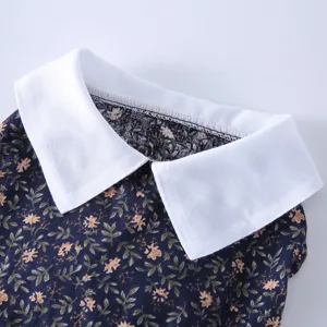 Gros plan détaillé de la jolie robe pour animal avec col blanc et motif floral pour l'été.