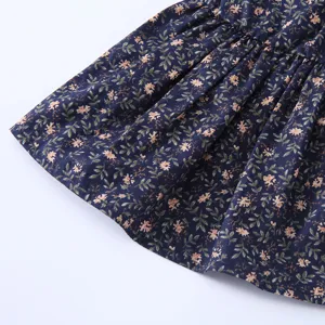 Detail du tissu de robe pour animal, imprime floral et design plisse, style ete respirant.