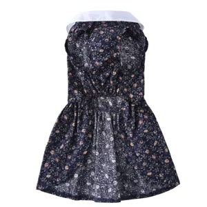 Gros plan sur le col et la texture du tissu de la robe florale pour animaux, douce.