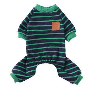 Detailansicht der blau-grün gestreiften Baumwoll-Haustierpyjamas mit grünen Rippbündchen.