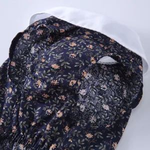 Vue rapprochée de la jolie robe florale pour animal avec col blanc, tissu léger et aéré.