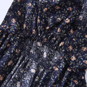 Gros plan détaillé de la robe florale pour animal montrant une taille smockée douce.