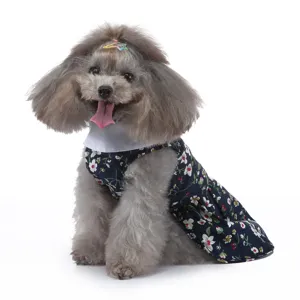 Vue détaillée de la jolie robe pour chien à fleurs avec col blanc, idéale pour l'été.