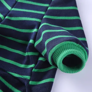 Detailansicht des gerippten Bündchens und des grün-blauen gestreiften Haustier-Pyjamas