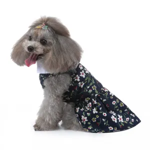 Vue de détail d'une jolie robe florale pour animaux, vêtement d'été respirant.
