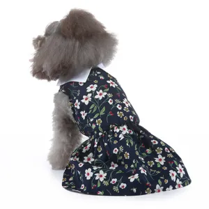 Vue détaillée de la jolie robe florale pour chien avec un tissu respirant et estival.