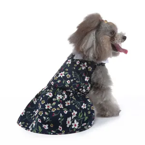 Détail de robe florale pour animal, tissu respirant, col blanc et joli style d'été.