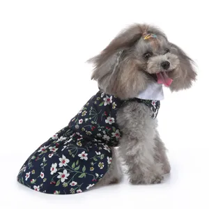 Vue détaillée de la robe florale pour animal avec col blanc portée par un caniche.