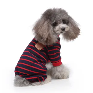 Detailaufnahme von weichen, rot und marineblau gestreiften Haustier-Pyjamas für Hunde