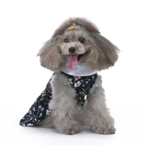 Détail de robe florale pour animal, jupe d'été respirante pour chien et chat avec col blanc élégant.