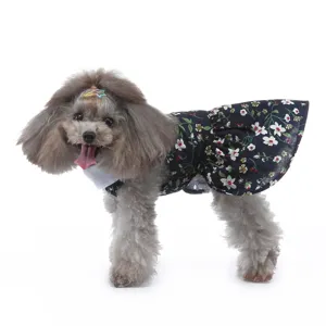 Vue detaillee du tissu de la robe pour animal de compagnie, detail estival chien.
