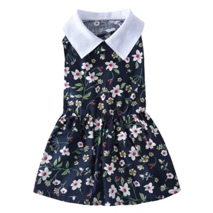 Détail de robe pour animal à motif floral, col blanc, tissu respirant pour chiens chats en été.