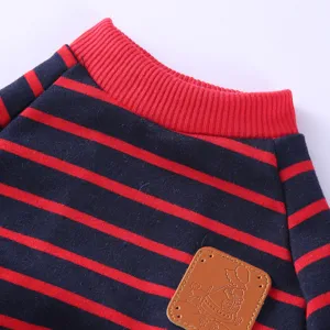 Detailaufnahme der blau-rot gestreiften Haustier-Pyjamas mit Rippkragen und Patch