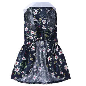 Gros plan sur les détails de la robe d'été pour animal avec imprimé floral et col blanc.