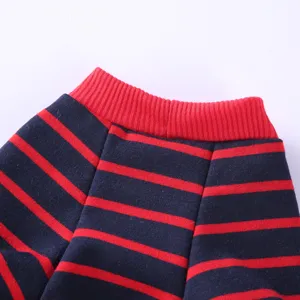 Detailansicht der rot-blau gestreiften Baumwoll-Hundepyjama mit gerippten Bündchen.