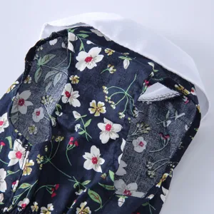 Détail du col de robe pour animal, vêtements d'été légers pour chat chiot gros plan.