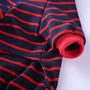 Detailaufnahme eines rot-blau gestreiften Baumwoll-Haustier-Schlafanzugs mit Rippbündchen.