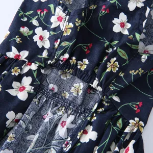 Detail de robe pour animal imprime floral, jolie jupe d'ete respirante pour petit chien.