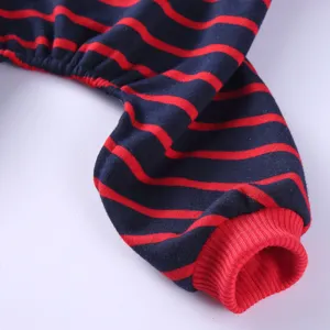 Detailansicht der rot-blau gestreiften Baumwoll-Haustier-Pyjamas mit Rippbündchen